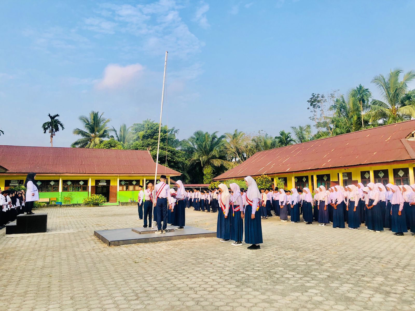 Disiplin dan Semangat Belajar: Pesan Wakil Kepala Bidang Kurikulum dalam Upacara Bendera di MTs Negeri 2 Muaro Jambi