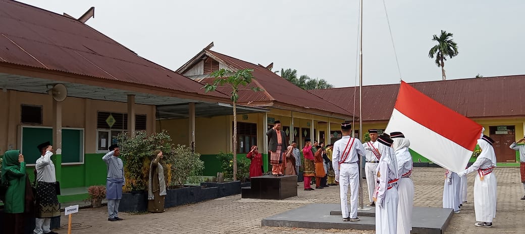 MTs Negeri 2 Muaro Jambi Gelar Upacara HUT RI ke-79 dengan Kehadiran Tamu Undangan Istimewa