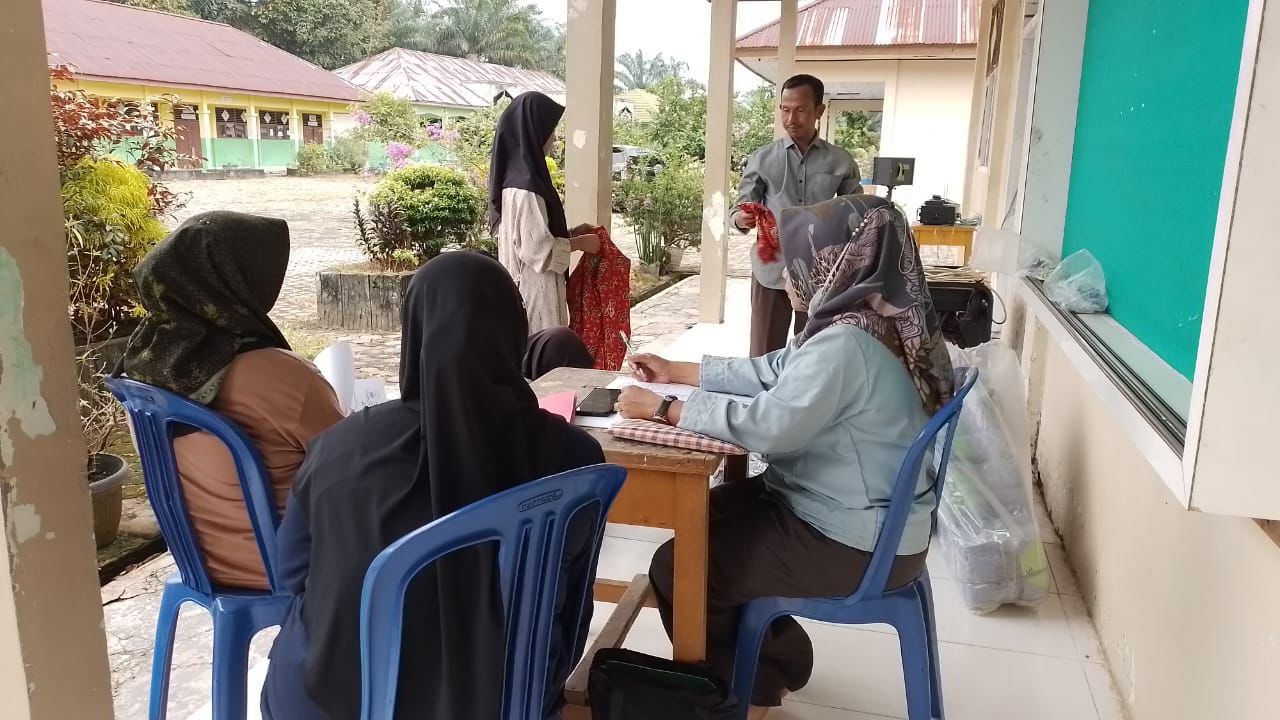 Pelaksanaan Daftar Ulang dan Pengambilan Seragam Calon Siswa Kelas VII MTsN 2 Muaro Jambi