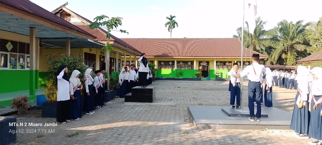 MTs Negeri 2 Muaro Jambi Gelar Upacara Bendera dengan Khidmat