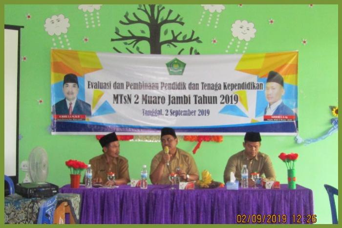 TINGKATKAN KEDISIPLINAN MTsN 2 MUARO JAMBI LAKSANAKAN PEMBINAAN GURU DAN PEGAWAI