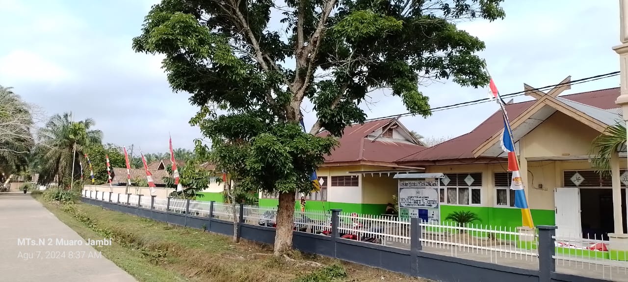 Pemasangan Umbul-Umbul dan Bendera dalam Persiapan HUT RI di MTsN 2 Muaro Jambi