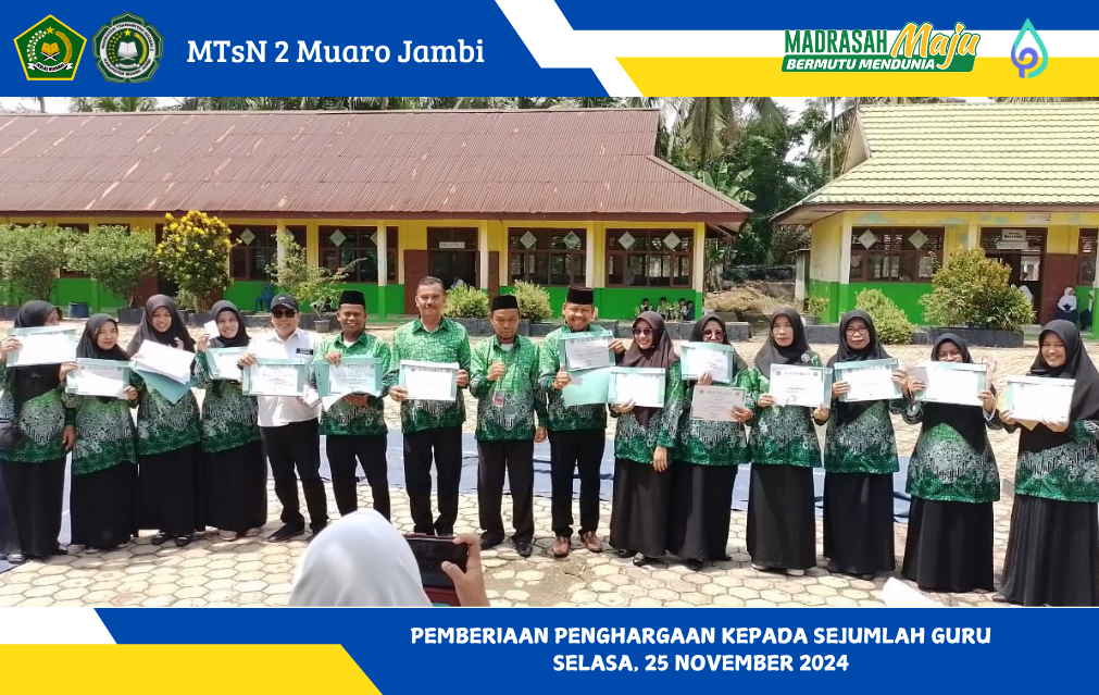 Kepala MTsN 2 Muaro Jambi Anugerahkan Penghargaan kepada Guru dalam 11 Kategori