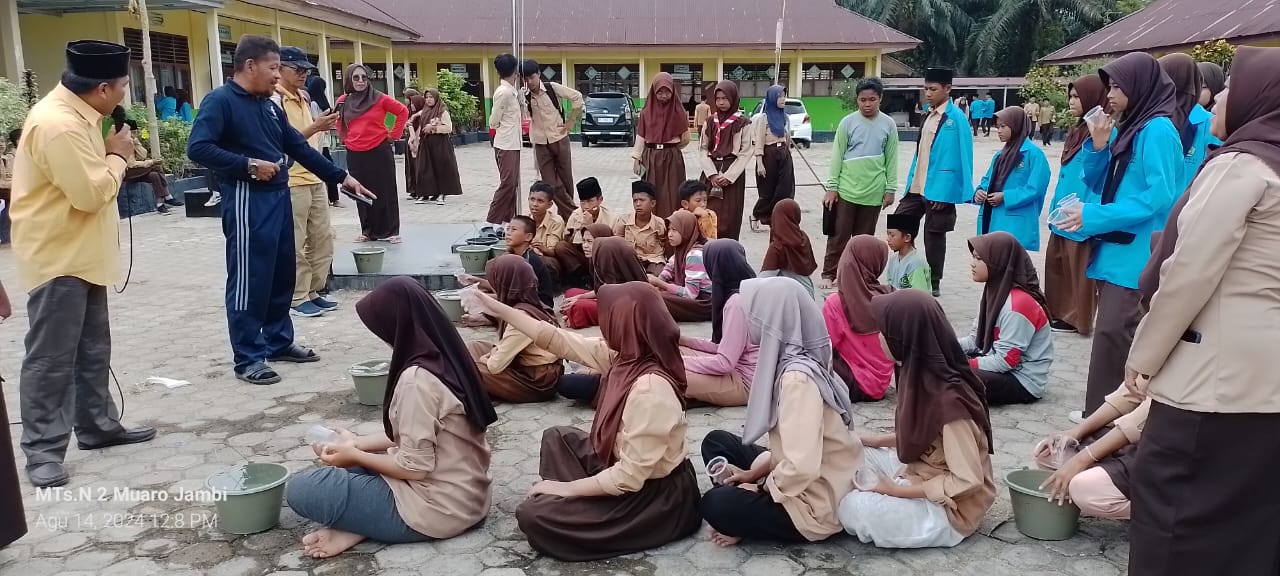 MTs Negeri 2 Muaro Jambi Rayakan Hari Pramuka dengan Lomba Estafet Air dan Joget Kursi