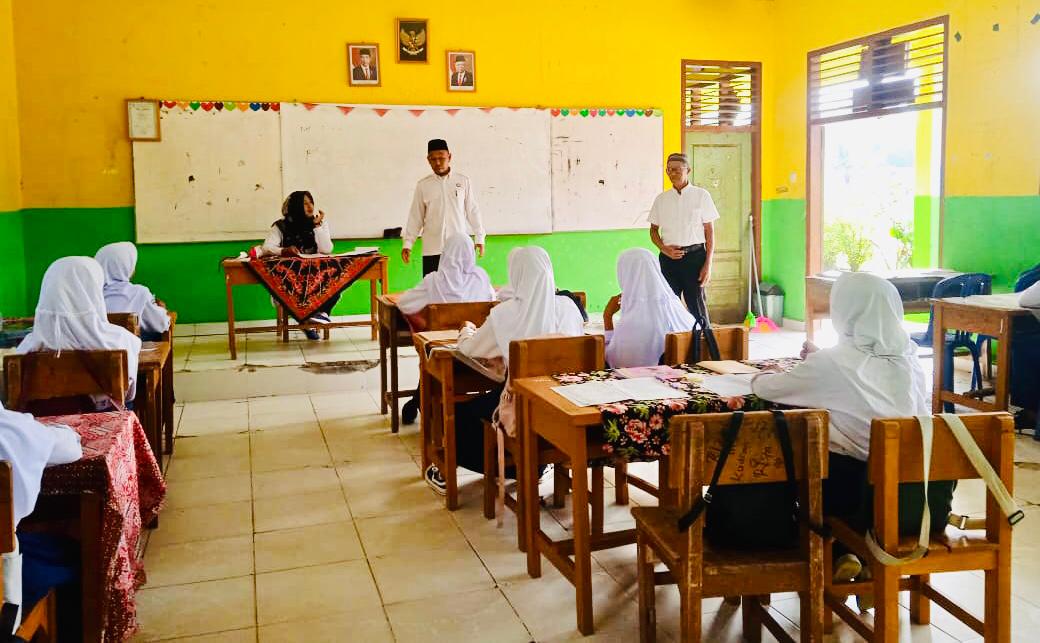 Kepala MTsN 2 Muaro Jambi Lakukan Monitoring ke Tiap Kelas