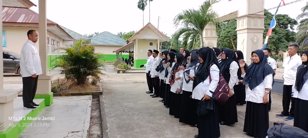 Civitas Akademika MTs Negeri 2 Muaro Jambi Laksanakan Apel Sore untuk Tingkatkan Kedisiplinan dan Kebersamaan