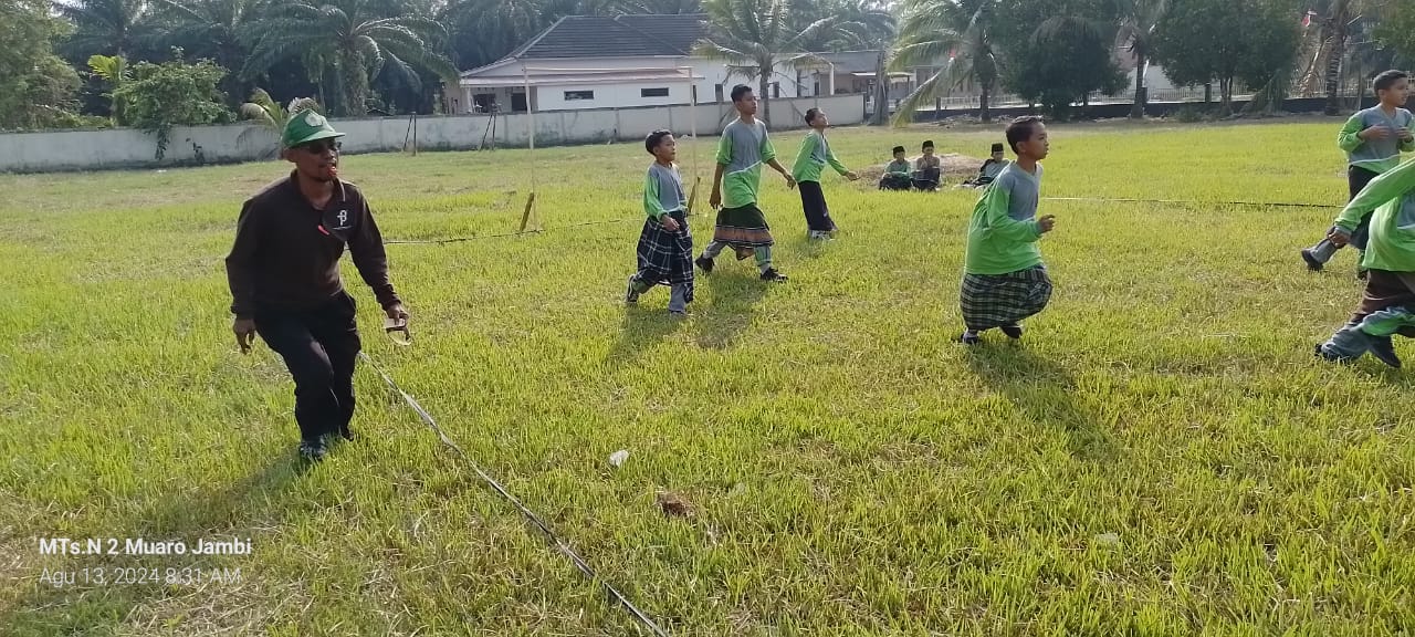 Pertandingan Sepak Bola Memakai Sarung di MTs Negeri 2 Muaro Jambi: Penuh Semangat dan Tawa