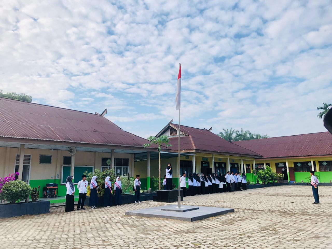 Pelaksanaan Upacara Senin Pagi di MTsN 2 Muaro Jambi