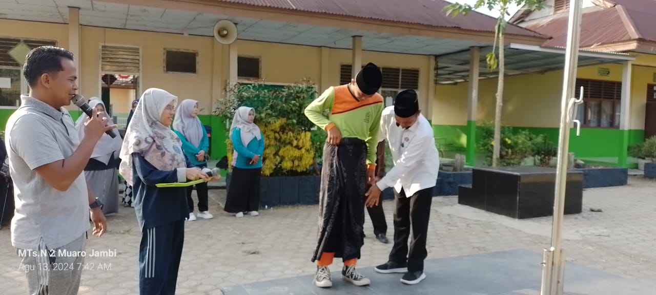 Pembukaan Lomba HUT RI ke-79 di MTs Negeri 2 Muaro Jambi: Dimulai dengan Seru, Sepak Bola Memakai Sarung