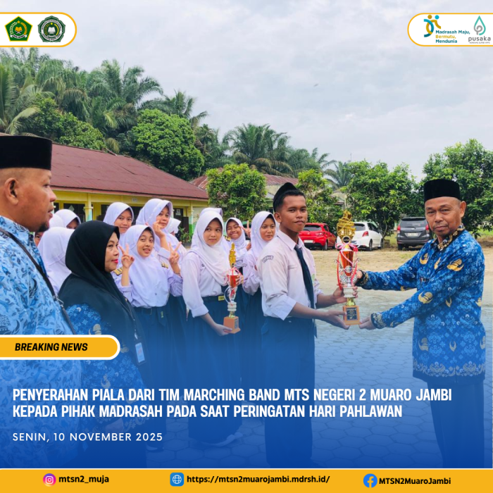 Penyerahan Piala Marching Band MTs Negeri 2 Muaro Jambi kepada Pihak Madrasah