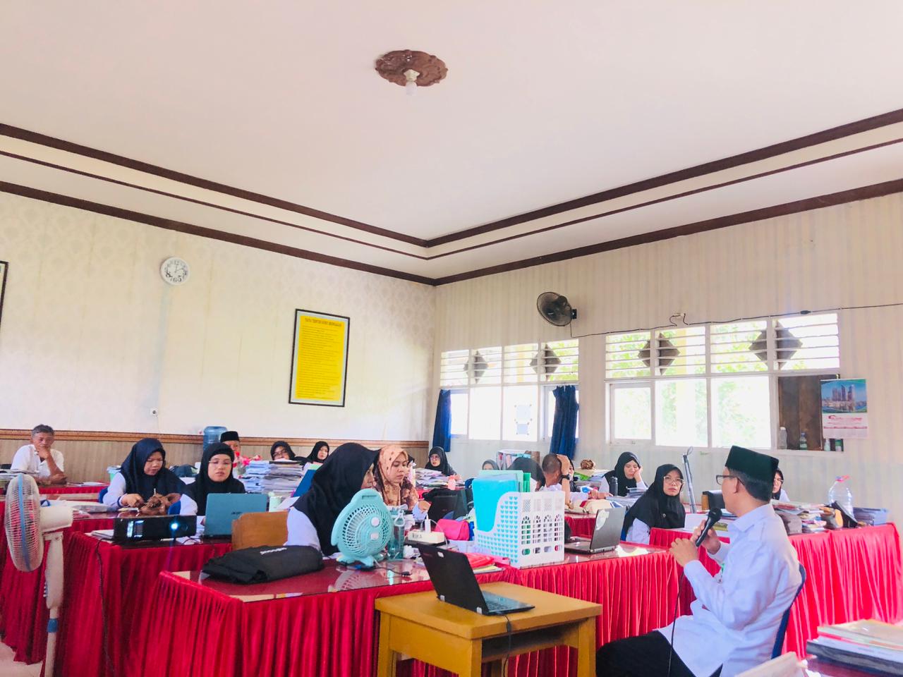 Pengawas Madrasah Berikan Pembinaan Pengembangan Kurikulum Merdeka di MTs Negeri 2 Muaro Jambi