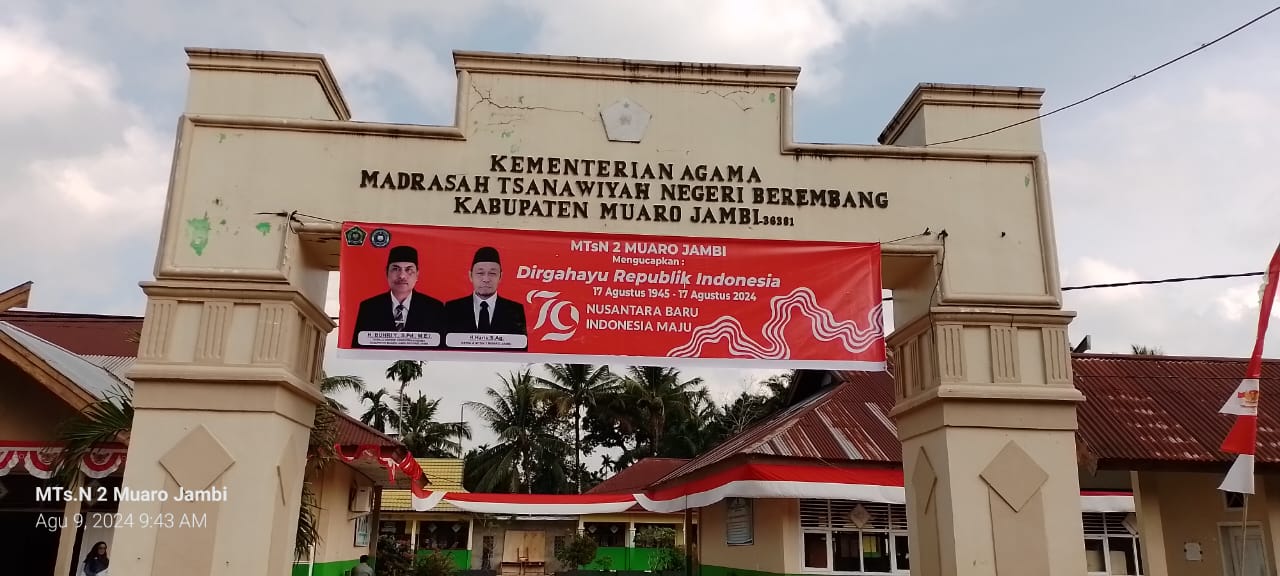 Pemasangan Spanduk, Umbul-Umbul, dan Bendera Meriahkan MTsN 2 Muaro Jambi Sambut Hari Kemerdekaan