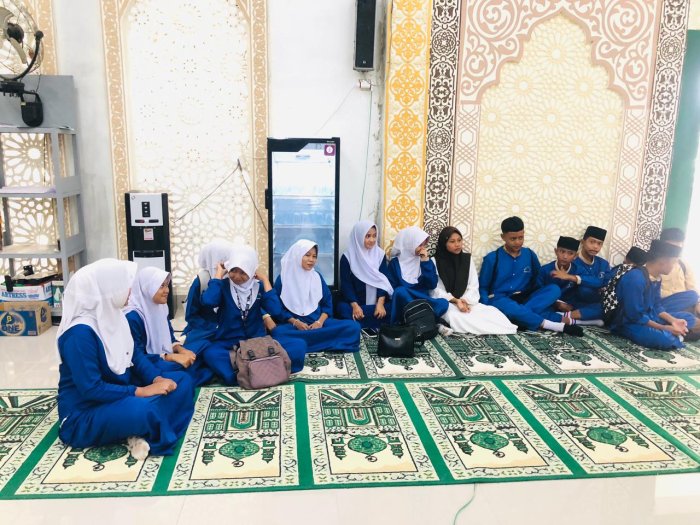 SISWA MTsN 2 MUARO JAMBI MENYEMARAKKAN MTQ KE-54 TINGKAT PROVINSI JAMBI