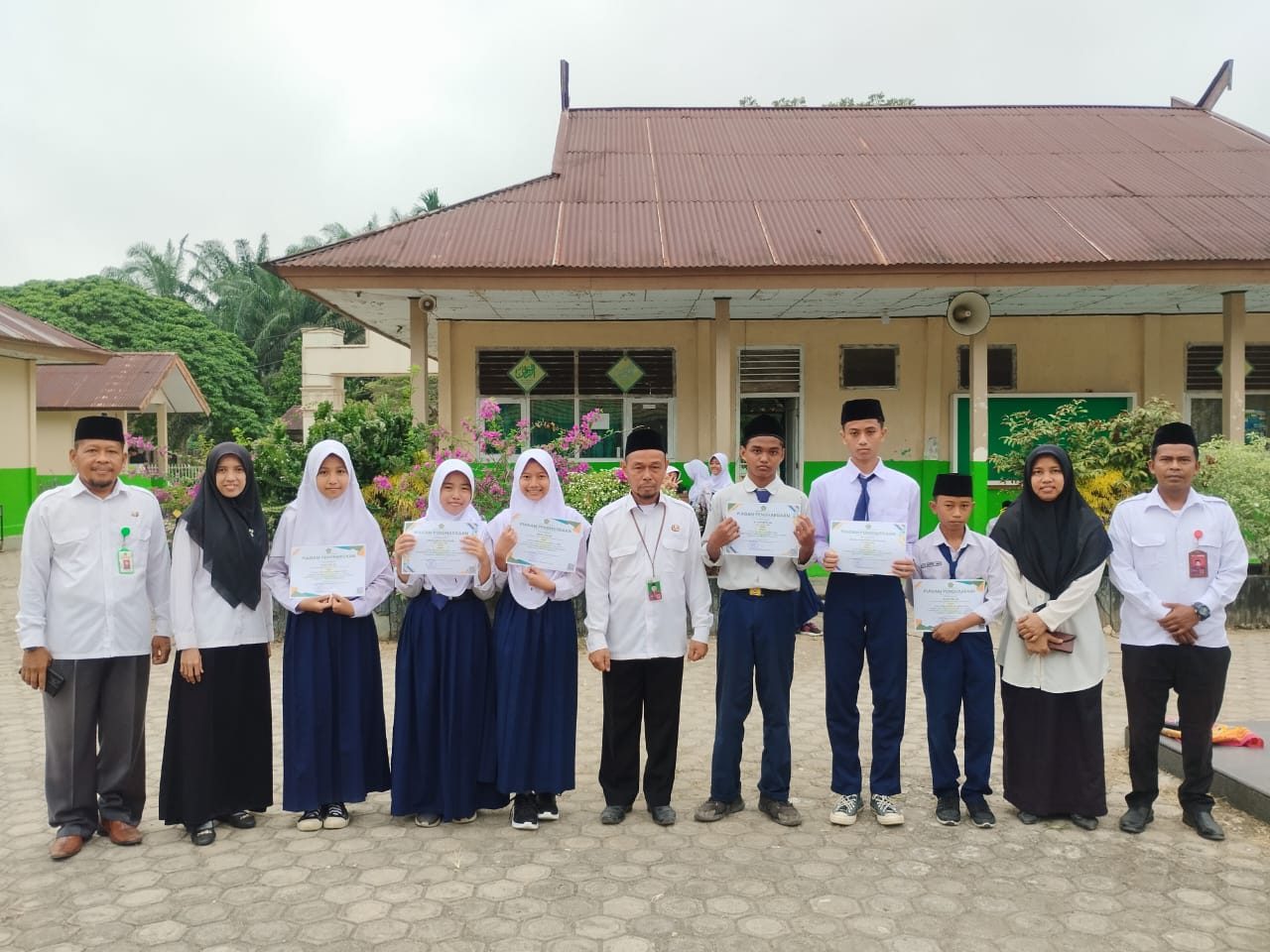 Penyerahan Sertifikat KSM Tingkat Kabupaten kepada Peserta dari MTsN 2 Muaro Jambi