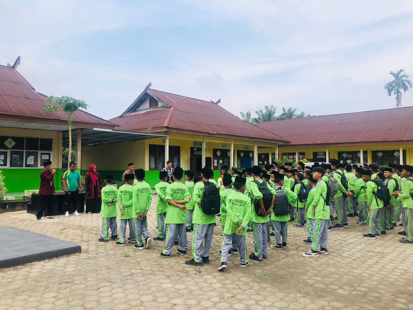 Penutupan Kegiatan MATSAMA Kelas VII MTsN 2 Muaro Jambi Tahun Pelajaran 2024/2025 Berlangsung Penuh Semangat