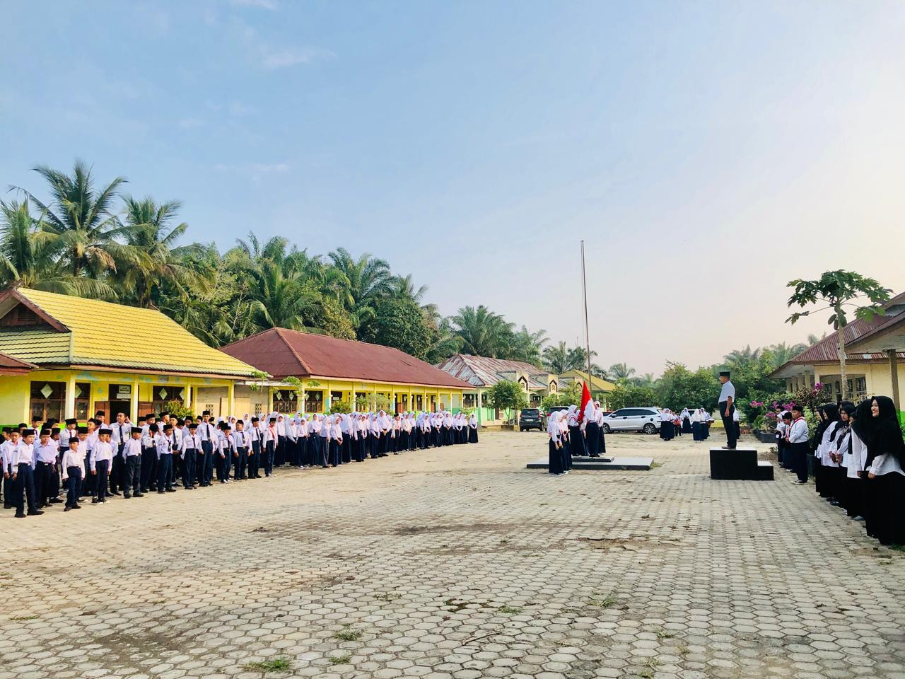 Upacara Senin Pagi di MTsN 2 Muaro Jambi: Tekankan Pentingnya Cinta Tanah Air dan Menjaga Sarana Prasarana
