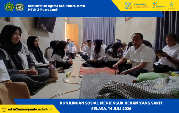 Keluarga Besar MTsN 2 Muaro Jambi Lakukan Kunjungan Sosial kepada Rekan Kerja Pasca Operasi