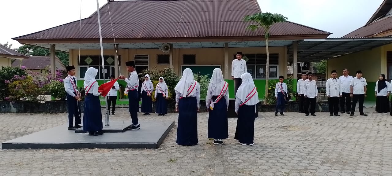 Pengarahan Penting dalam Upacara Hari Senin di MTs Negeri 2 Muaro Jambi