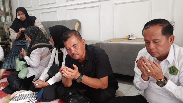 Pererat Silaturahmi, MTsN 2 Muaro Jambi Jenguk Dua Guru Pascaoperasi