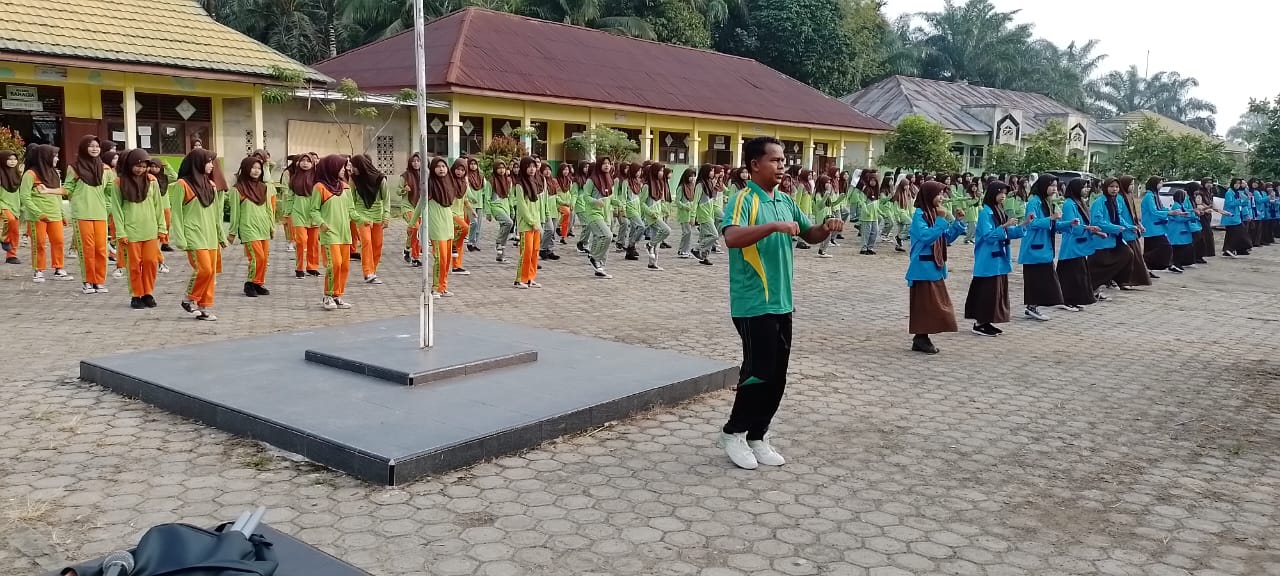 Senam Bersama Siswa dan Guru di MTsN 2 Muaro Jambi Dipimpin Wakil Kepala Bidang Kesiswaan