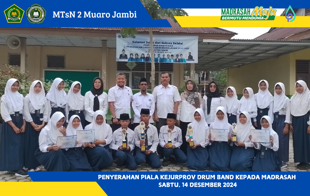 Tim Drumband MTsN 2 Muaro Jambi Serahkan Piala Prestasi pada Upacara Senin