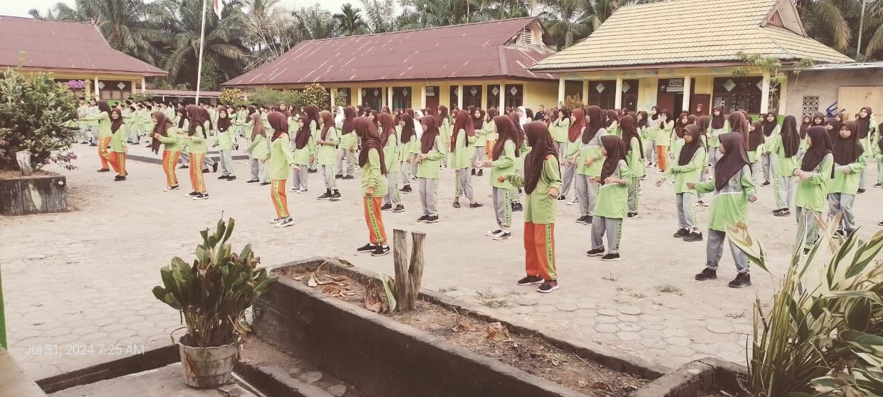 Senam Pagi Rutin di MTsN 2 Muaro Jambi Tingkatkan Semangat dan Kesehatan Siswa